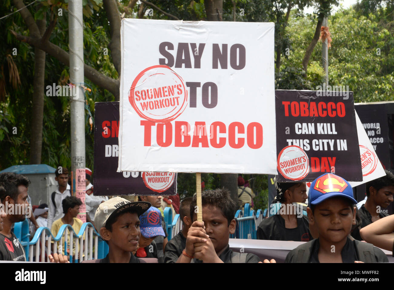 tobacco awareness program Kolkata, India. 31st May, 2018. Indian boy and girl holds anti tobacco  poster during the awareness program on World No Tobacco day. Activist  campaigns about the effect of tobacco on human health