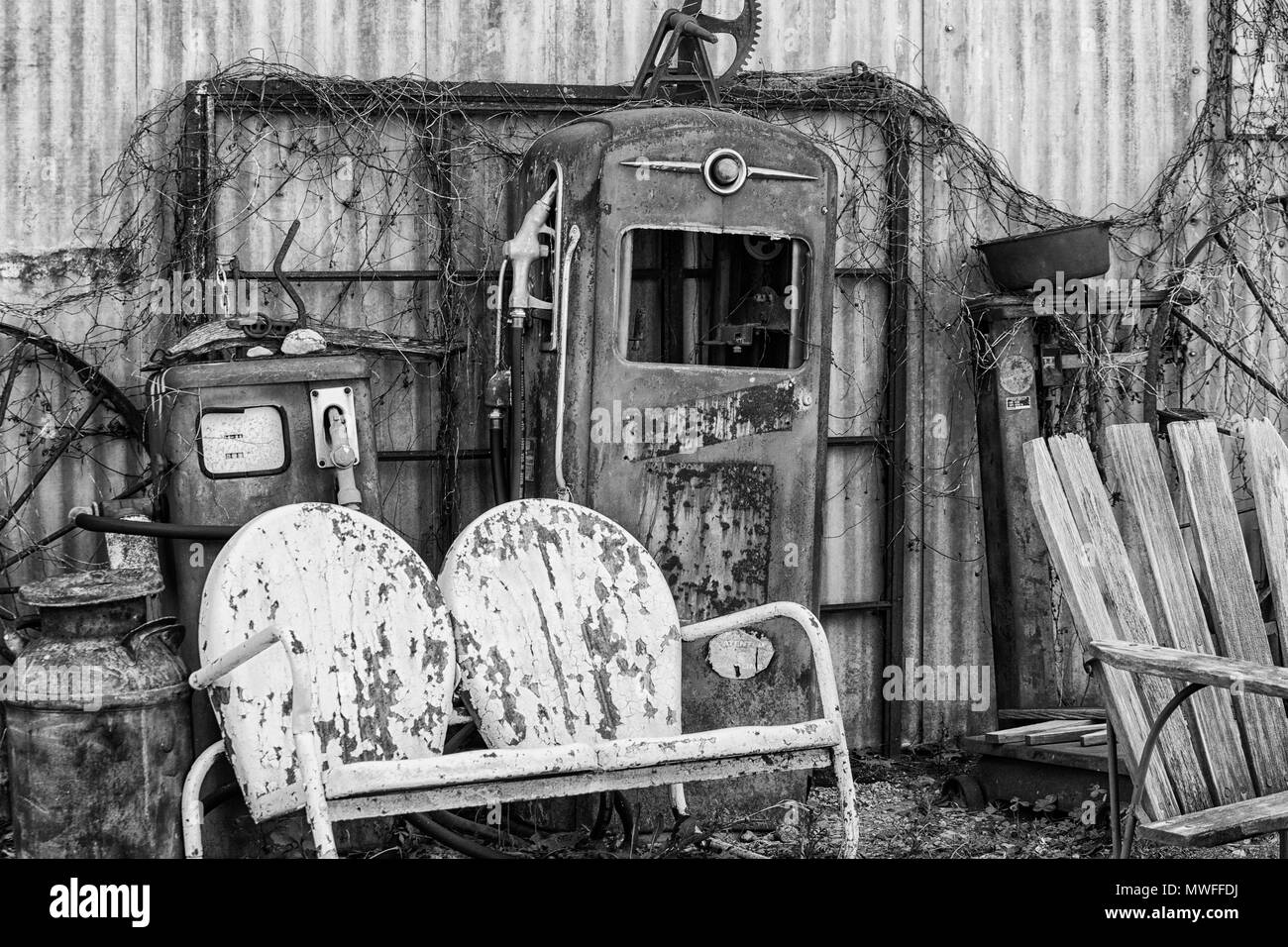 Front entrance with abandoned junk at The Shack Up Inn cotton sharecroppers theme hotel, Clarksdale, Mississippi, USA. In black and white Stock Photo