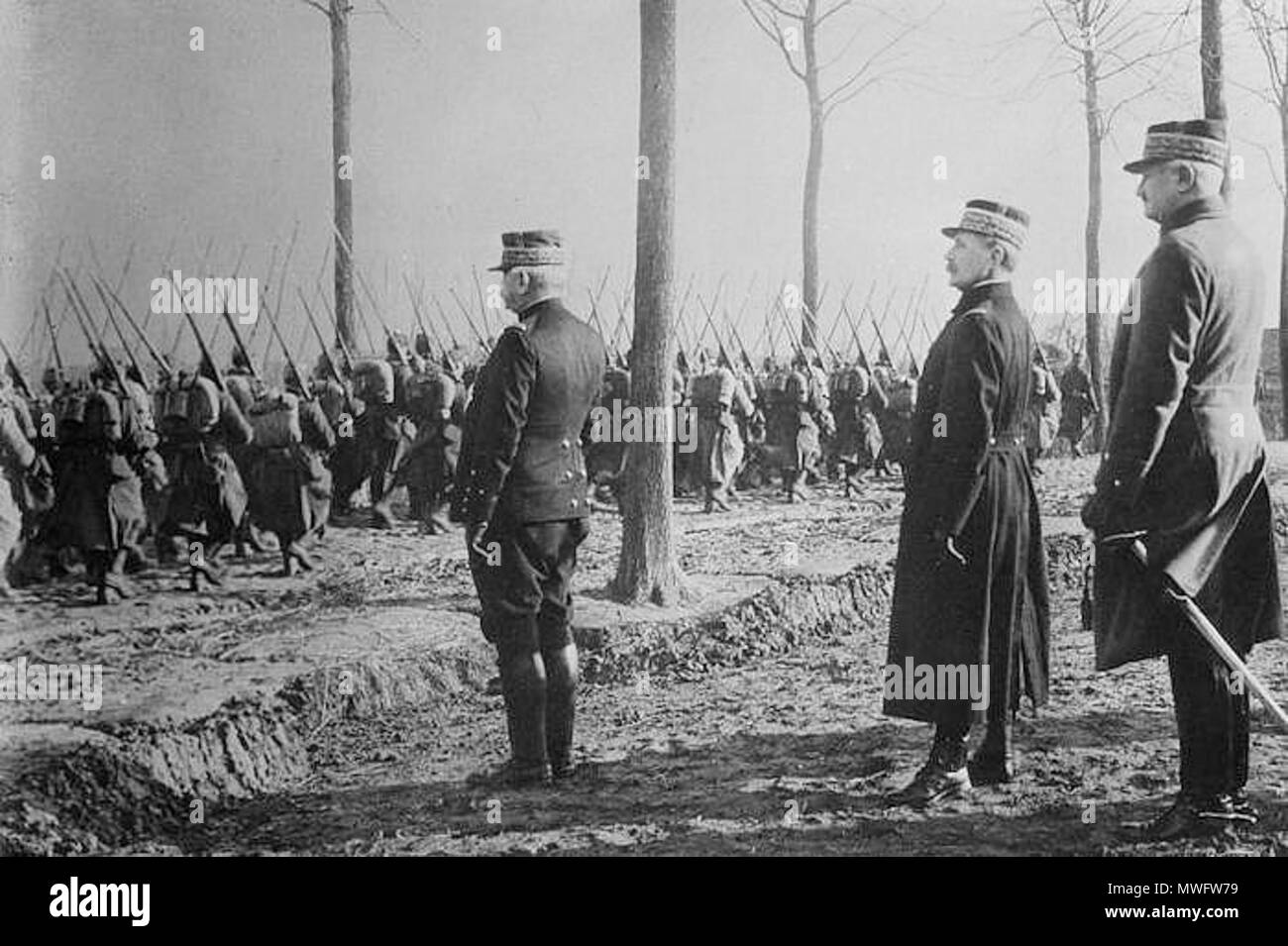. English: Joseph Joffre watches French troops marching off to battle. Behind him are Ferdinand Foch and Augustin Dubail . 30 October 2012, 16:53:01. Unknown 317 Joffre sending troops to battle Stock Photo