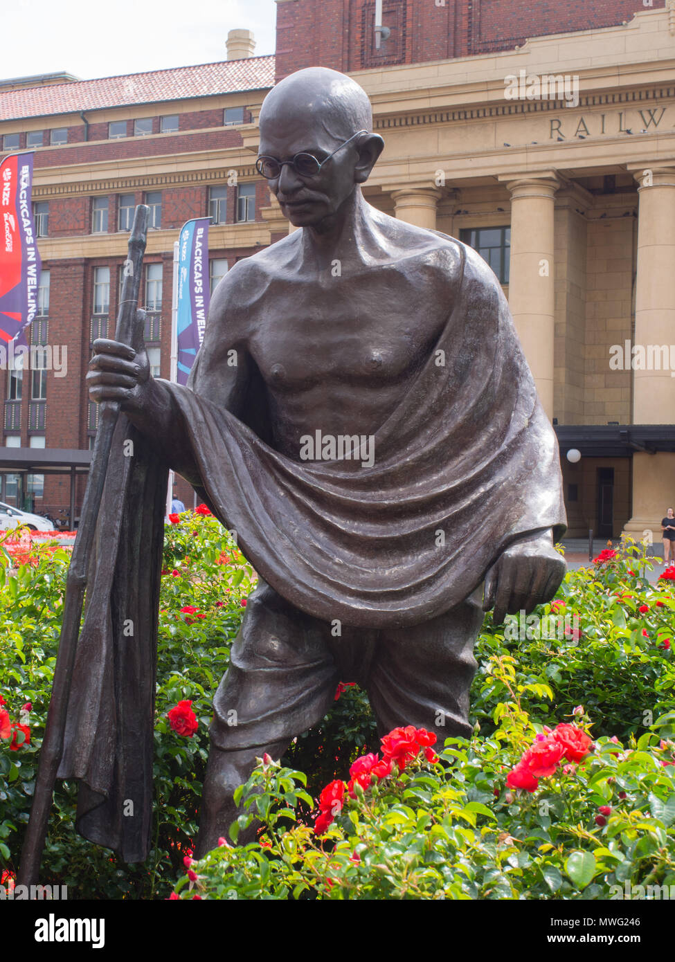 Statue In A Garden At Wellington Railway Station Stock Photo Alamy