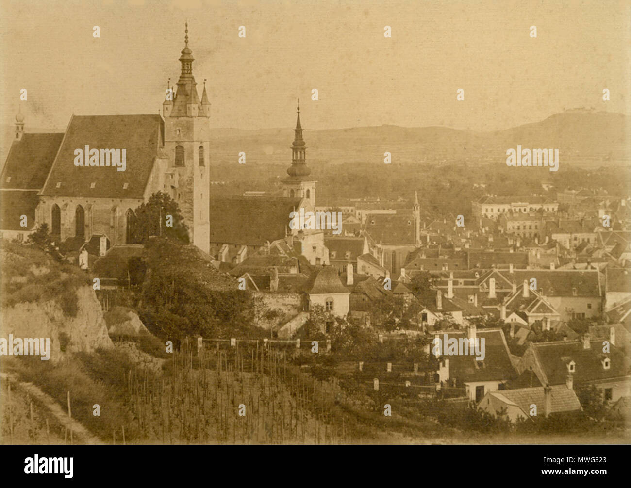 . Piaristenkirche - gesehen von der Wachtbergstraße um 1900 . ca. um 1900 - 1910. Atelier M. K. Bett, Krems an der Donau 348 KremsAnsichtPiarPfarrk-alt Stock Photo