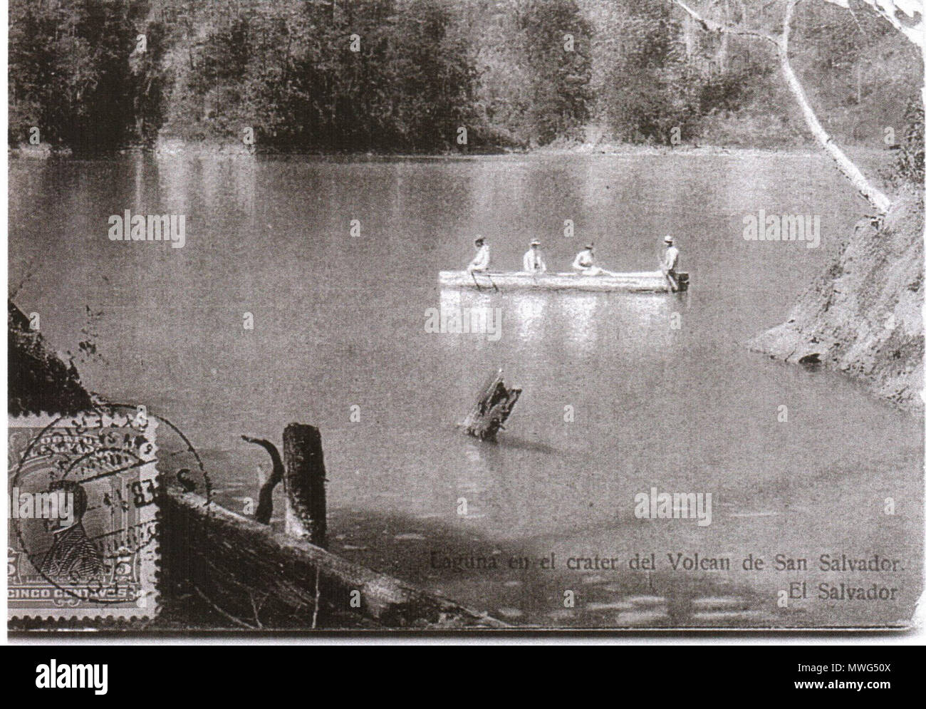 Postal de 1914, con la imagen de la Laguna en el cráter del volcán de San  Salvador, El Salvador. La laguna desapareció luego de la erupción del  volcán en 1917 .