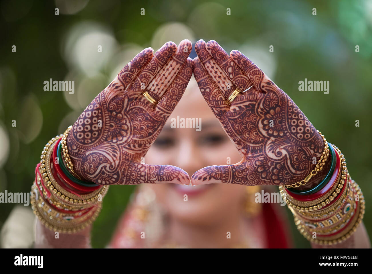 https://c8.alamy.com/comp/MWGEEB/pakistani-indian-bride-wedding-making-a-heart-shape-her-hand-style-and-beautiful-mehndi-design-MWGEEB.jpg