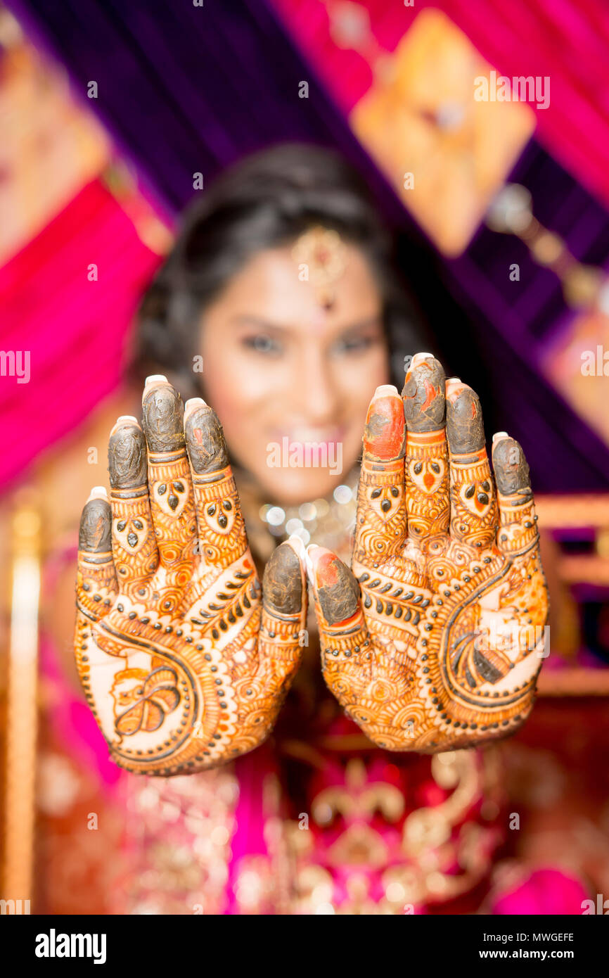 MehndiPoseAlerts: Poses with Mehndi that you must Bookmark!