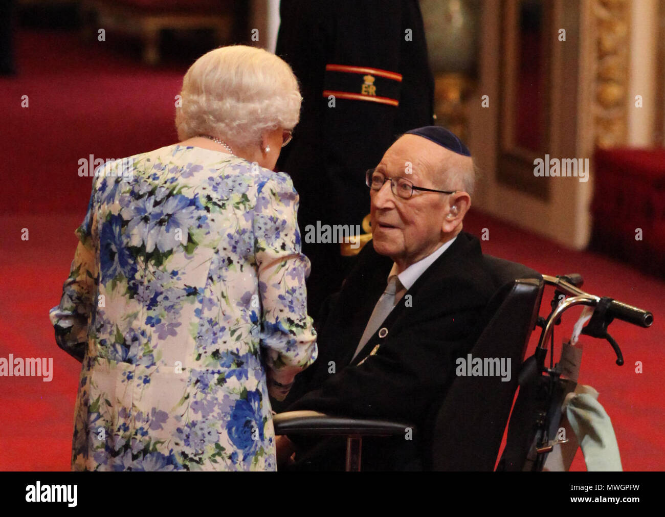 Lieutenant Colonel Mordaunt Cohen, 101, is made an MBE (Member of the Order of the British Empire) by Queen Elizabeth II for services to Second World War education during an Investiture ceremony at Buckingham Palace in central London. Stock Photo