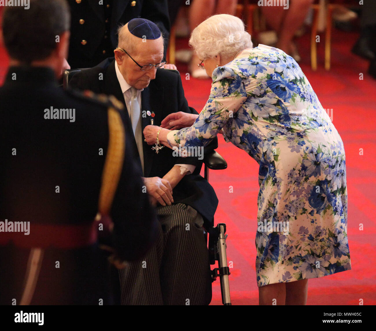 Lieutenant Colonel Mordaunt Cohen, 101, is made an MBE (Member of the Order of the British Empire) by Queen Elizabeth II for services to Second World War education during an Investiture ceremony at Buckingham Palace in central London. Stock Photo