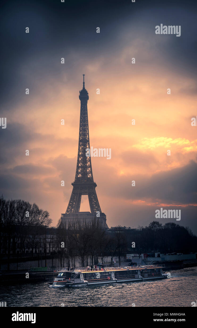 Paris  7ᵉ arrondissement. Eiffel tower at sunset and river Seine Stock Photo