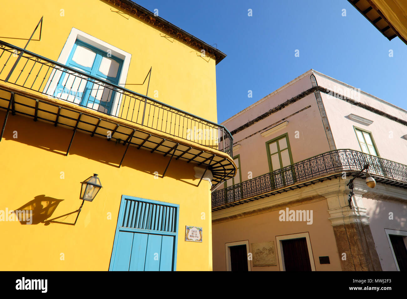 The colourful colonial building Casa de la Obra Pía, Corner of Casa de la Obra Pía and Calle Mercaderes, Havana, Cuba Stock Photo