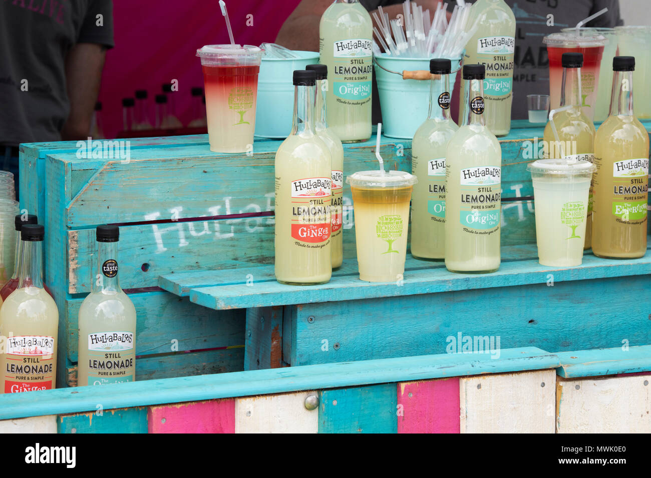 Artisan flavoured lemonade bottles and biodegradable cups at a food festival. Oxfordshire, England Stock Photo