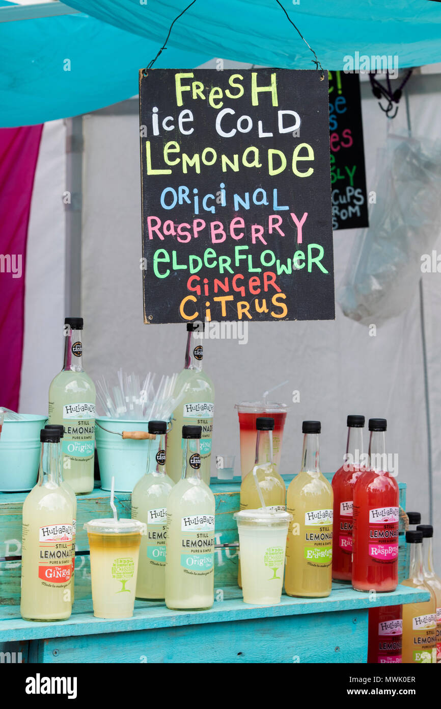 Artisan flavoured lemonade bottles and biodegradable cups at a food festival. Oxfordshire, England Stock Photo