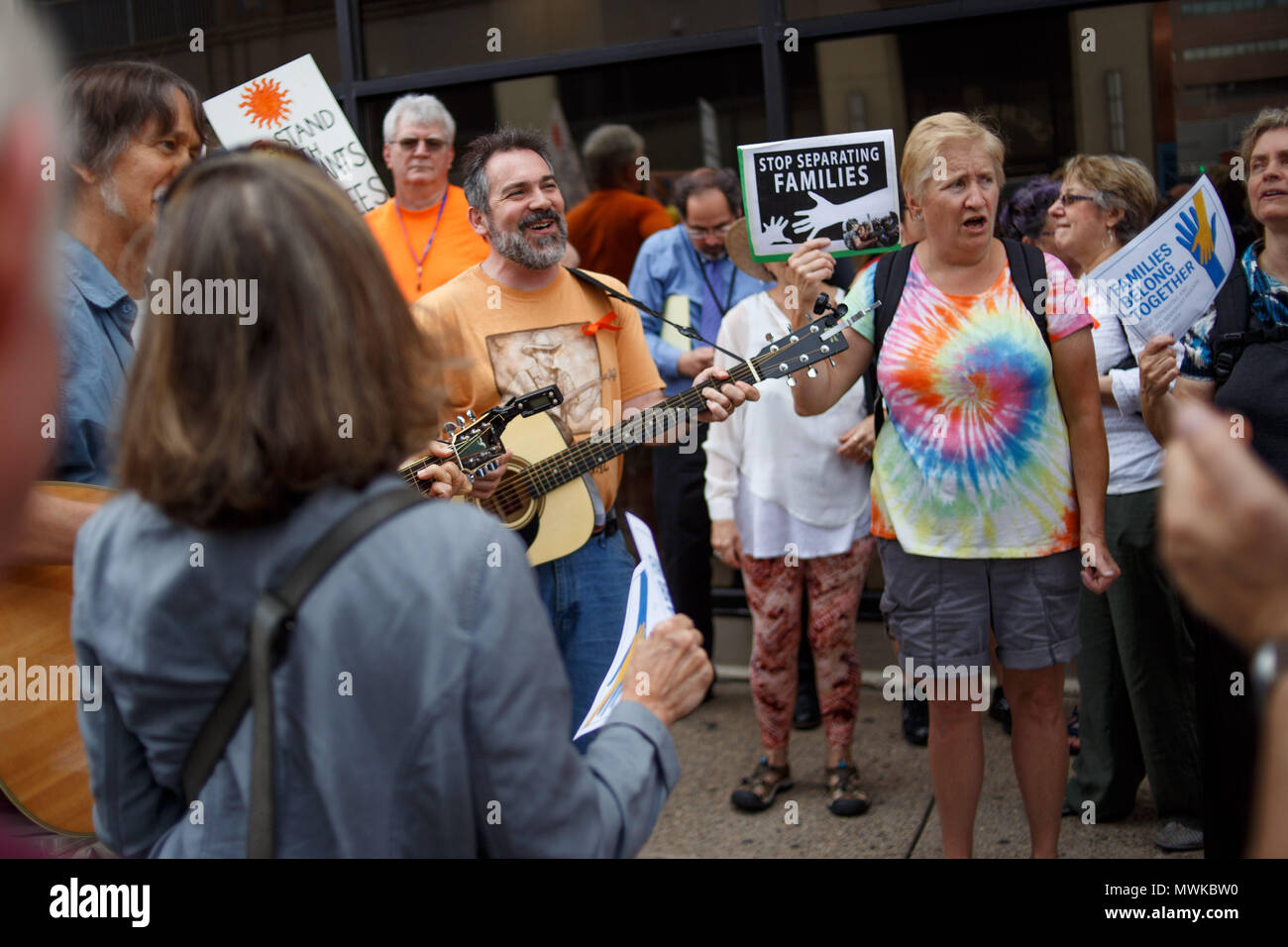 Philadelphia, United States. 01st June, 2018. Protestors sing and play instruments during a rally near the city's ICE (Immigration and Customs Enforcement) office, organized by the ACLU in opposition to new Trump administration policies which separate children entering the country from their parents or accompanying family members. Credit: Michael Candelori/Pacific Press/Alamy Live News Stock Photo
