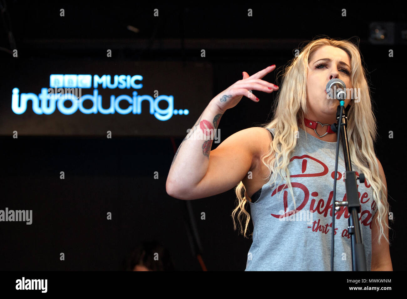 A young musician (Tiggy Dockerty of Eva Plays Dead) performing on a BBC Introducing stage. BBC Music Introducing logo, Tiggy Dockerty singer, Tiggy Dee, Eva Plays Dead band. Stock Photo