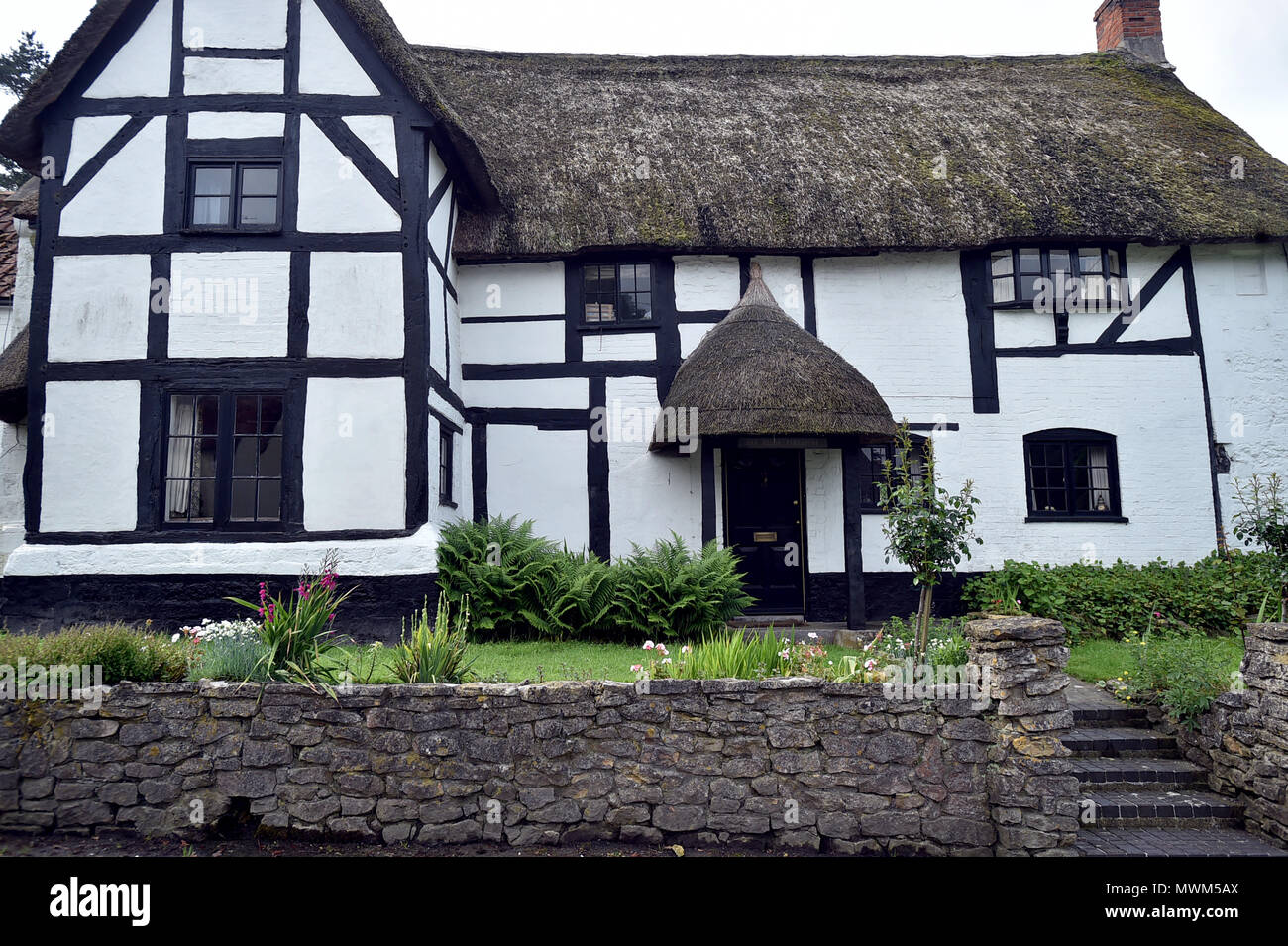 Cottage With White Porch High Resolution Stock Photography and Images ...