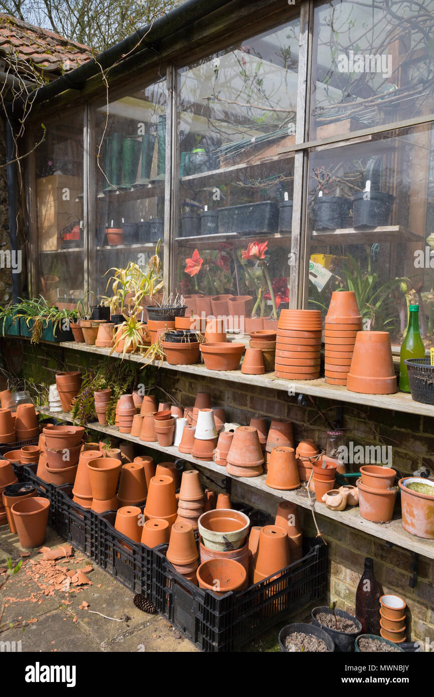 Terracotta pots on a shelf hi-res stock photography and images - Alamy