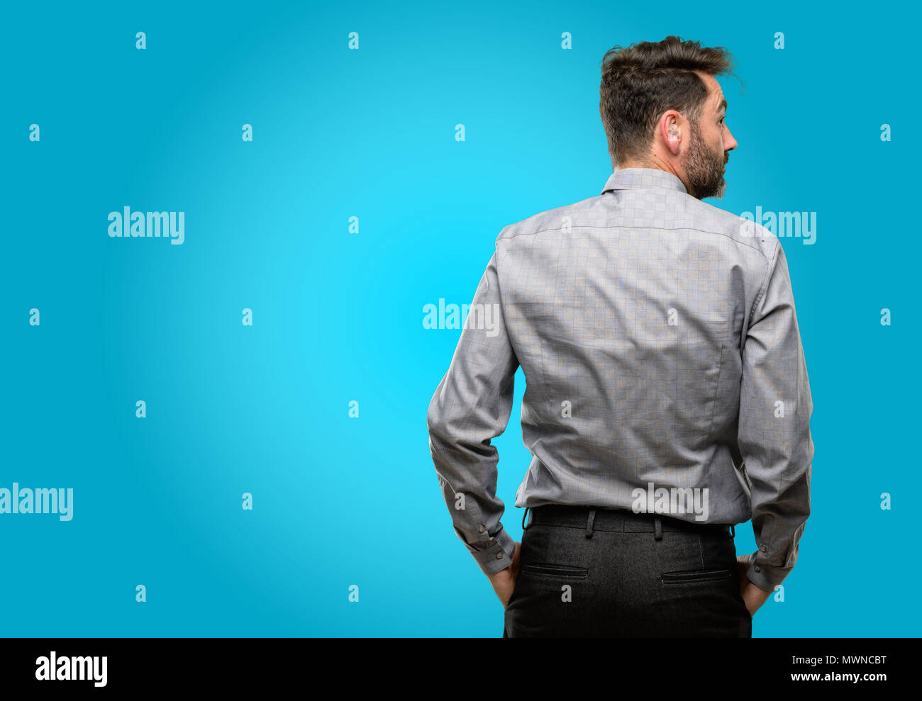 Man back head turned standing hi-res stock photography and images - Alamy