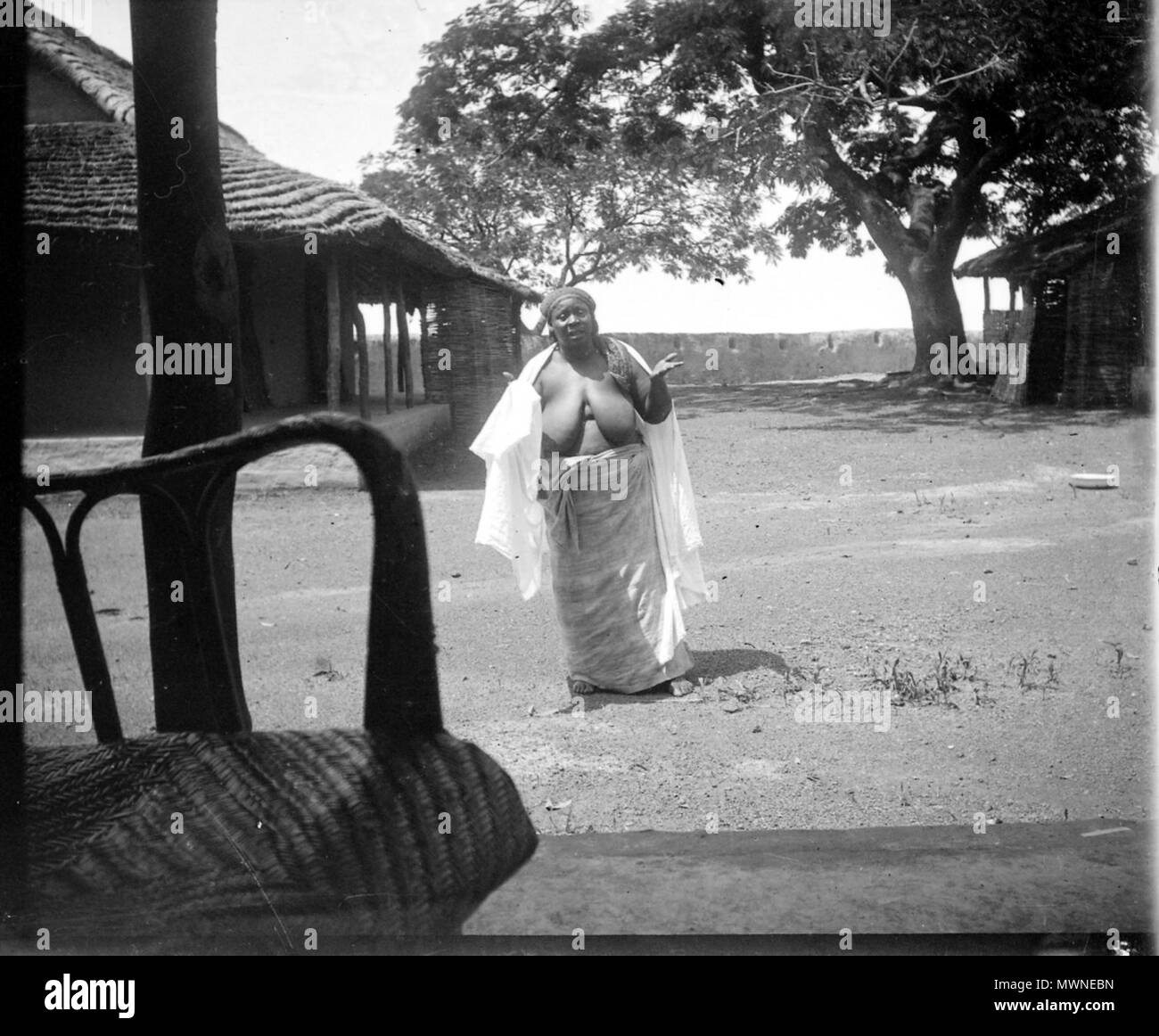 Français : Portrait de femme devant une maison, sl nd. Photographie d'Henri  Gaden . 20 March 2016. Henri Gaden (1867-1939) 495 Portrait de femme devant  une maison 2 sl nd Stock Photo - Alamy