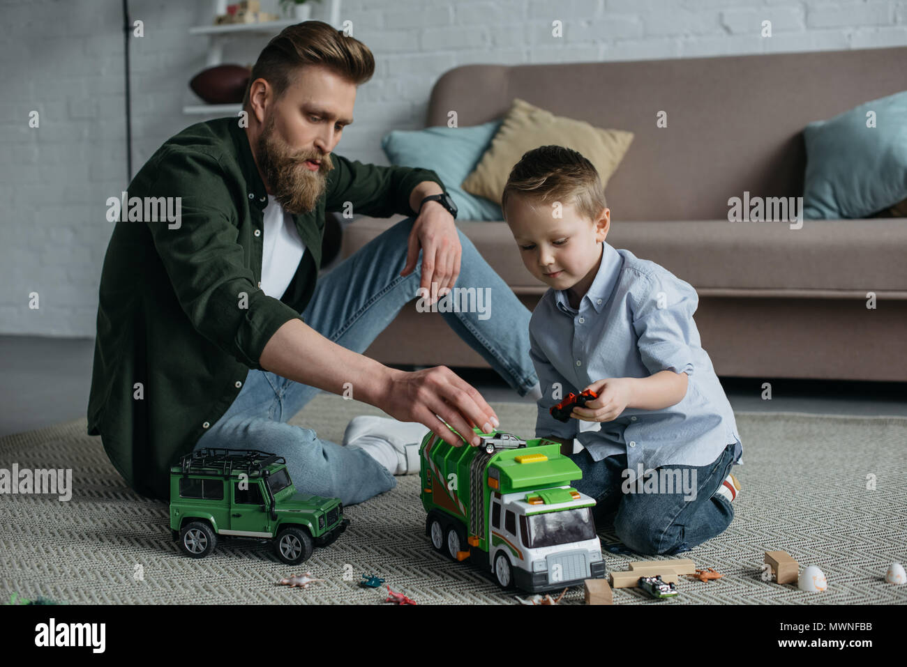 Папа играет машинками. Папа и малыш играют в машинки. Взрослые играют в игрушки. Мальчик играется в машинки. Игры в машинки с папами.