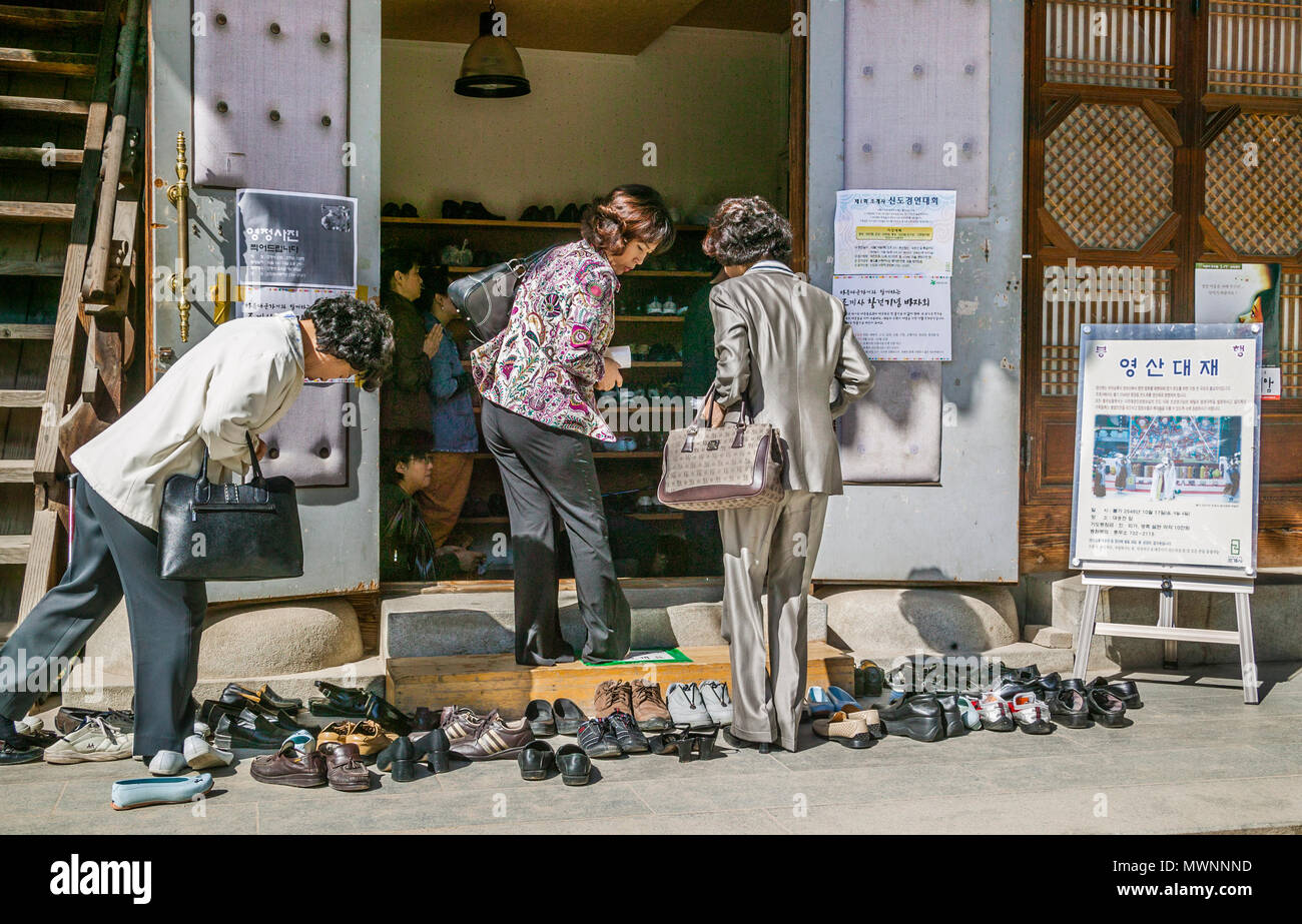 South Korea, Seoul, Insa-dong, Jogyesa Temple, the chief temple of the Jogye Order of Korean Buddhism, shoe depository at Geuknakjeon, the Paradise Ha Stock Photo