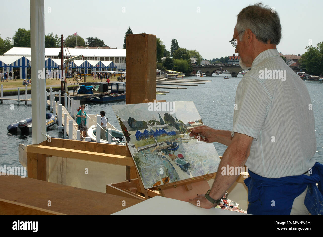 Artist in residence paints a regatta scene, Henley Royal Regatta, Oxfordshire, UK Stock Photo