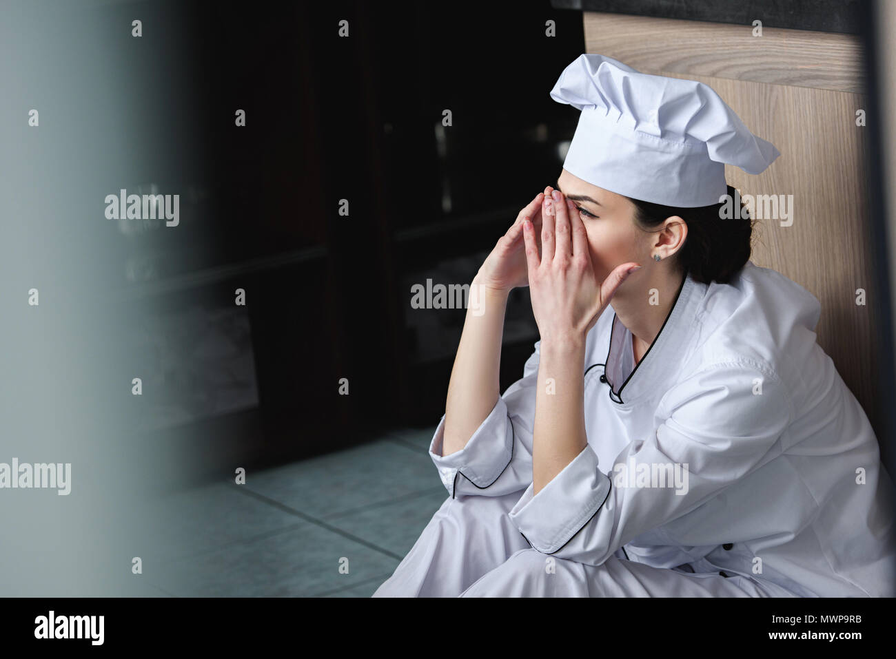 плачущий повар на белом фоне. повар расстроен. повар кричит. больной повар. итальянец повар.