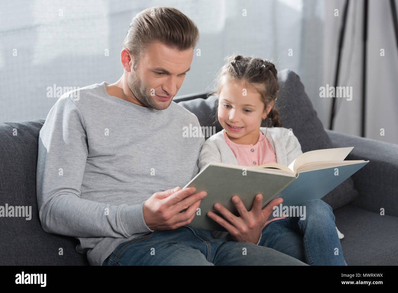 Папа учился дочке. Отец обучает дочь. Взрослый дядя учит ребенка. Фото папы с ребёнком за чтением сказки. Отец учит дочку русское.