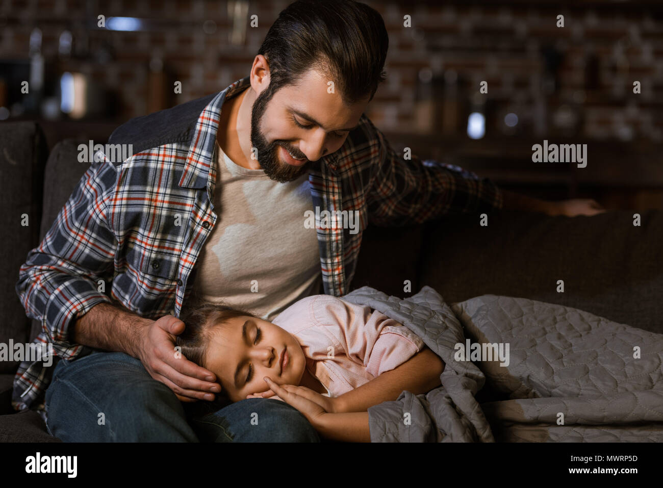 девочка сидит на коленях у отца. отец на коленях. дочь на коленях отца. сын на коленках отца. девочка на коленях у отца.