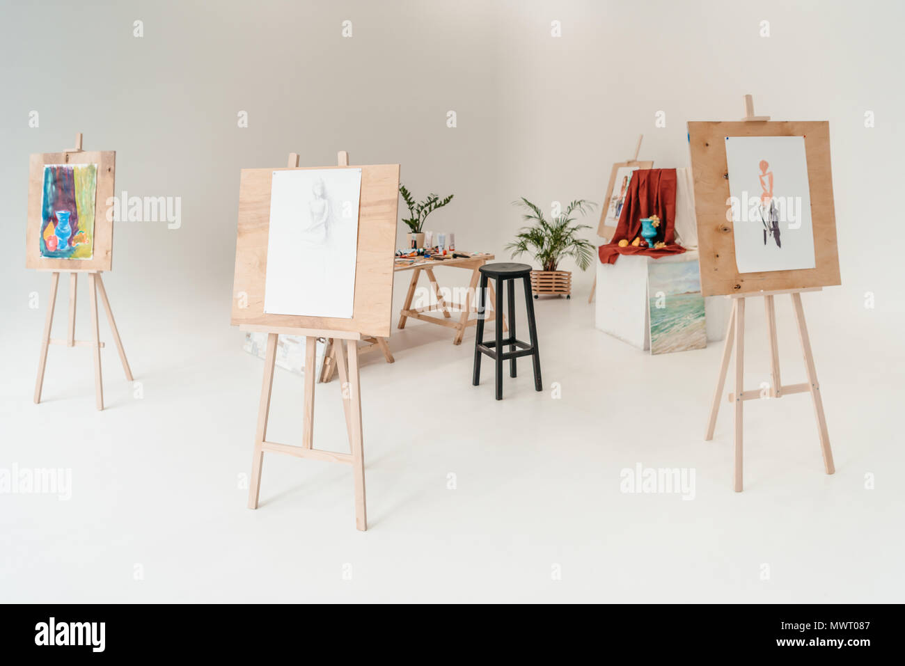 Paintings easels hi-res stock photography and images - Alamy