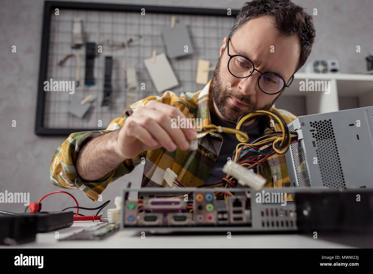 Fixing computer hi-res stock photography and images - Alamy