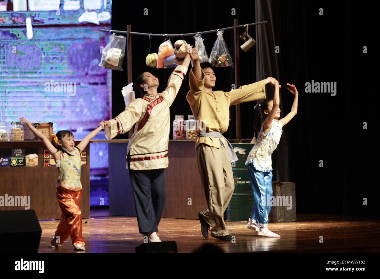 DU fleuve jaune au bleu de l’océan Indien.» Tel est le titre du ballet-spectacle , Si les Chinois n’étaient pas venus, il aurait manqué une couleur à Stock Photo