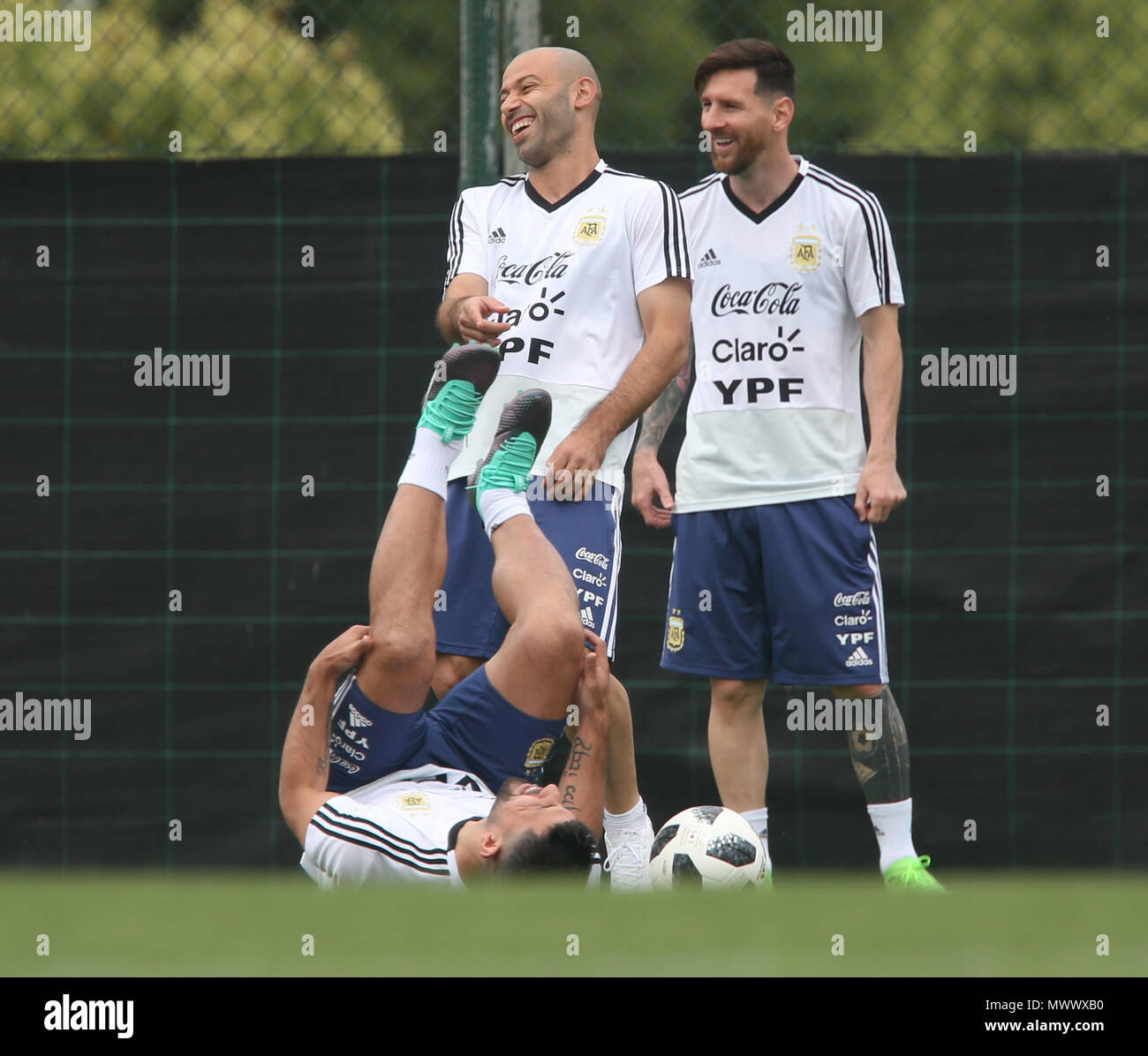 Sant Joan Despi, Spain. 2nd June 2018.Soccer, Argentinian team at a taining camp in preparation for the World Cup. Javier Mascherano (l) and Lionel Messi (r) laugh while Sergio Agüero (front) is on the ground. Photo: Cezaro De Luca/dpa Credit: dpa picture alliance/Alamy Live News Credit: dpa picture alliance/Alamy Live News Stock Photo