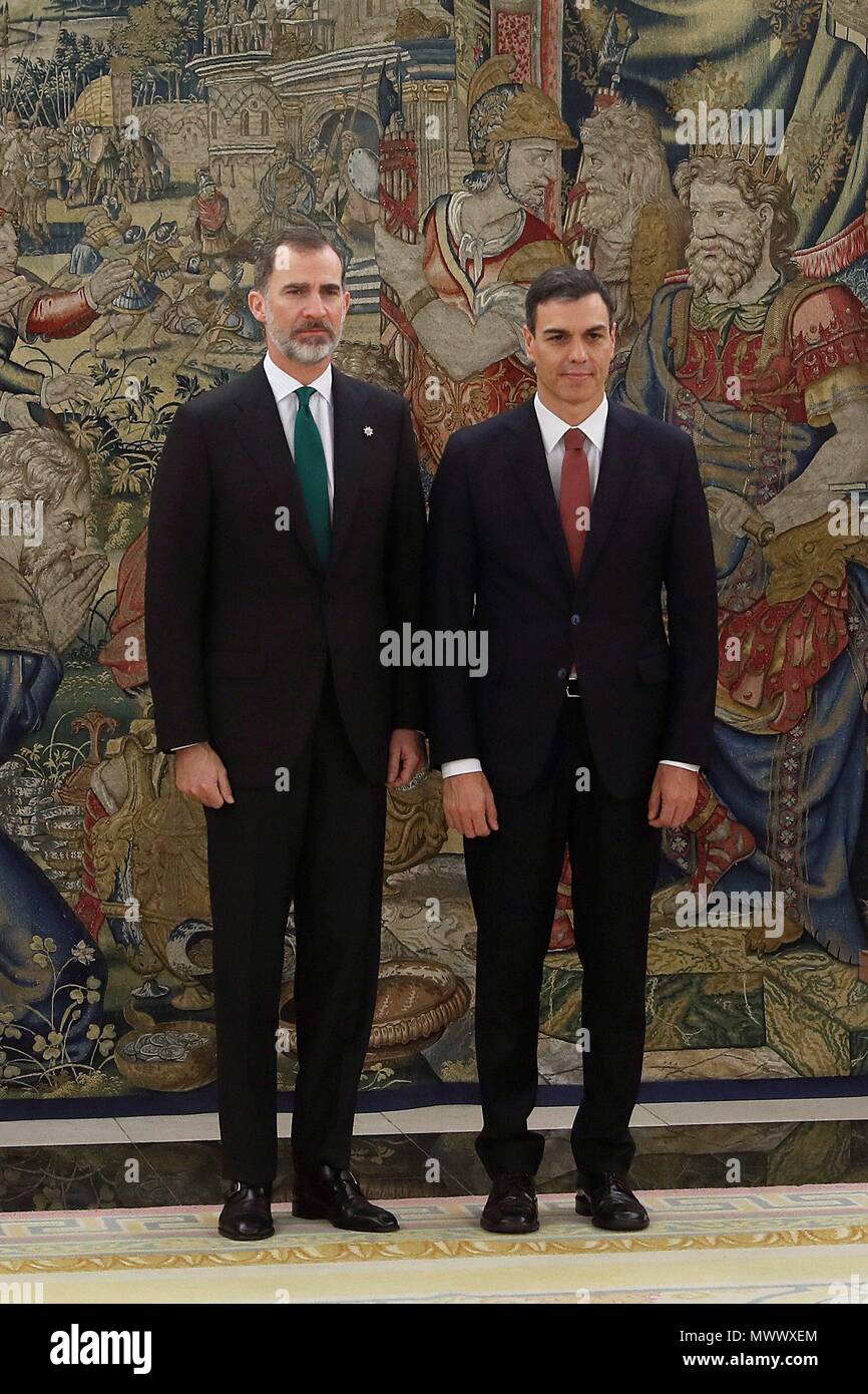 GRAF1597. MADRID, 02/06/2018.- El líder del PSOE, Pedro Sánchez, ha prometido hoy ante el Rey el cargo de presidente del Gobierno, en un acto en el Palacio de la Zarzuela en el que la novedad ha sido que por primera vez en democracia, lo ha hecho ante la Constitución, pero sin presencia de la Biblia y del crucifijo. EFE/Fernando Alvarado ***POOL*** Stock Photo