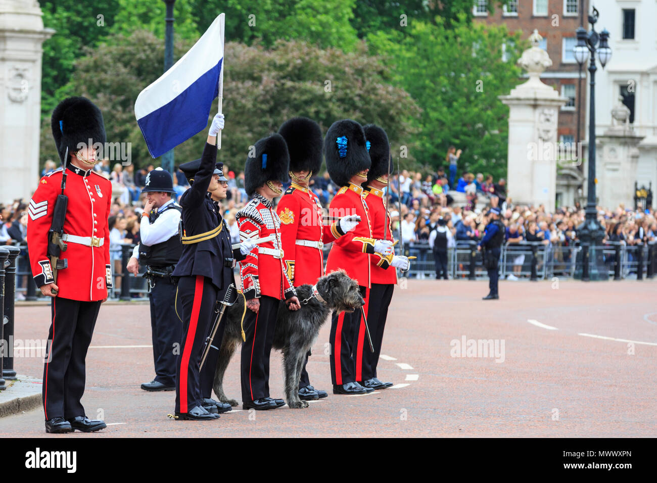 London, UK. 2nd June 2018. Londoners and tourists enjoy watching the ...