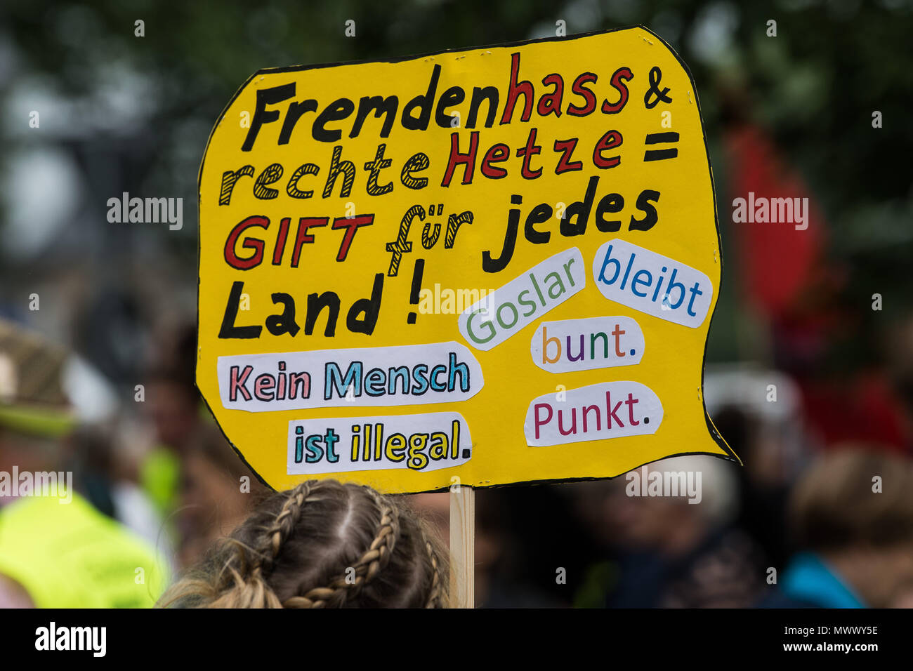 Goslar, Germany. 2nd June 2018. A counter-protester holds up a sign reading 'Fremdenhass und rechte Hetze ist Gift für jedes Land' (lit. 'Xenophobia and right-wing hatred is poison for every country'), opposing a nearby Nazi march. The Goslar Alliance Against Right-Wing Extremism is countering the demonstration 'Day of German future' with their own demonstration titled 'Goslar's future stays colourful - No place for racism!'. Photo: Swen Pförtner/dpa Credit: dpa picture alliance/Alamy Live News Stock Photo