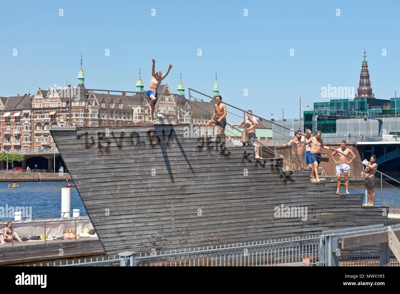 Copenhagen, Denmark. 2nd June, 2018. On the second day the harbour bath season that began yesterday thousands of Copenhageners, tourists and visitors enjoy another warm and sunny summer day the