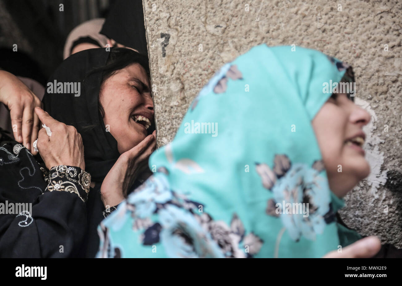 Khan Younis, Gaza Strip, Palestinian Territory. June 2nd 2018.Relatives of Palestinian nurse Razan Al-Najar, 21, mourn during her funeral after she was shot dead by Israeli soldiers, in Khan Younis in the southern Gaza strip on June 2, 2018. Najar, a volunteer medic, was shot by Israeli forces as she ran toward the fortified border fence, east of the south Gaza city of Khan Younis, in a bid to reach a casualty, a witness said. (Credit Image: © Mohamed Zar Credit: ZUMA Press, Inc./Alamy Live News Stock Photo