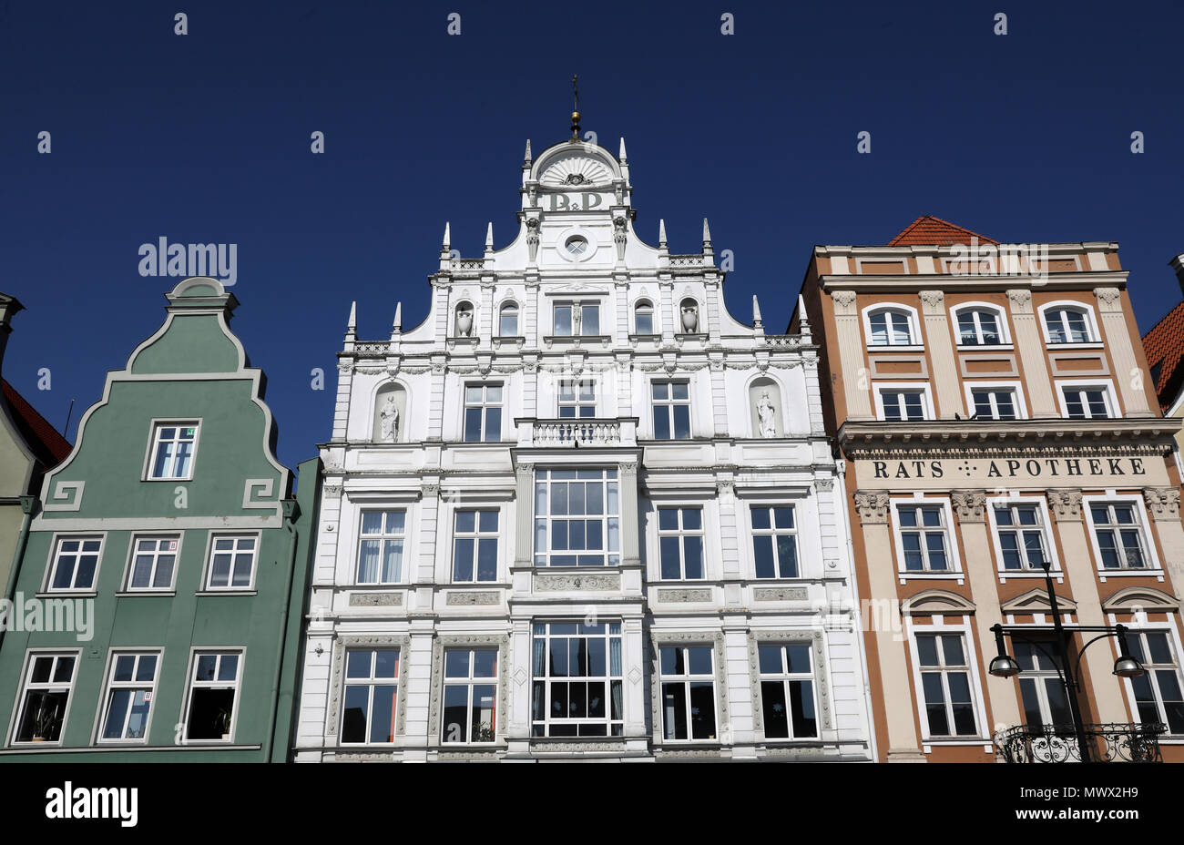 30 May 2018, Germany, Rostock: The buildings on the 'New Market' are