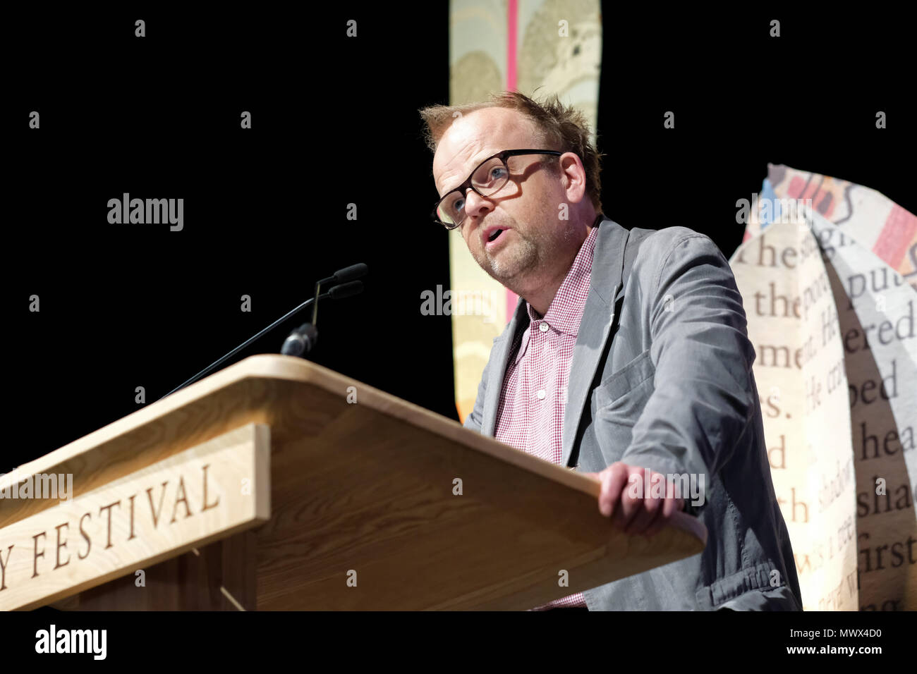 Hay Festival, Hay on Wye, UK - Saturday 2nd June 2018 - Actor Toby Jones reads a letter from playwright Harold Pinter during the performance of Letters Live 2018 - Photo Steven May / Alamy Live News Stock Photo