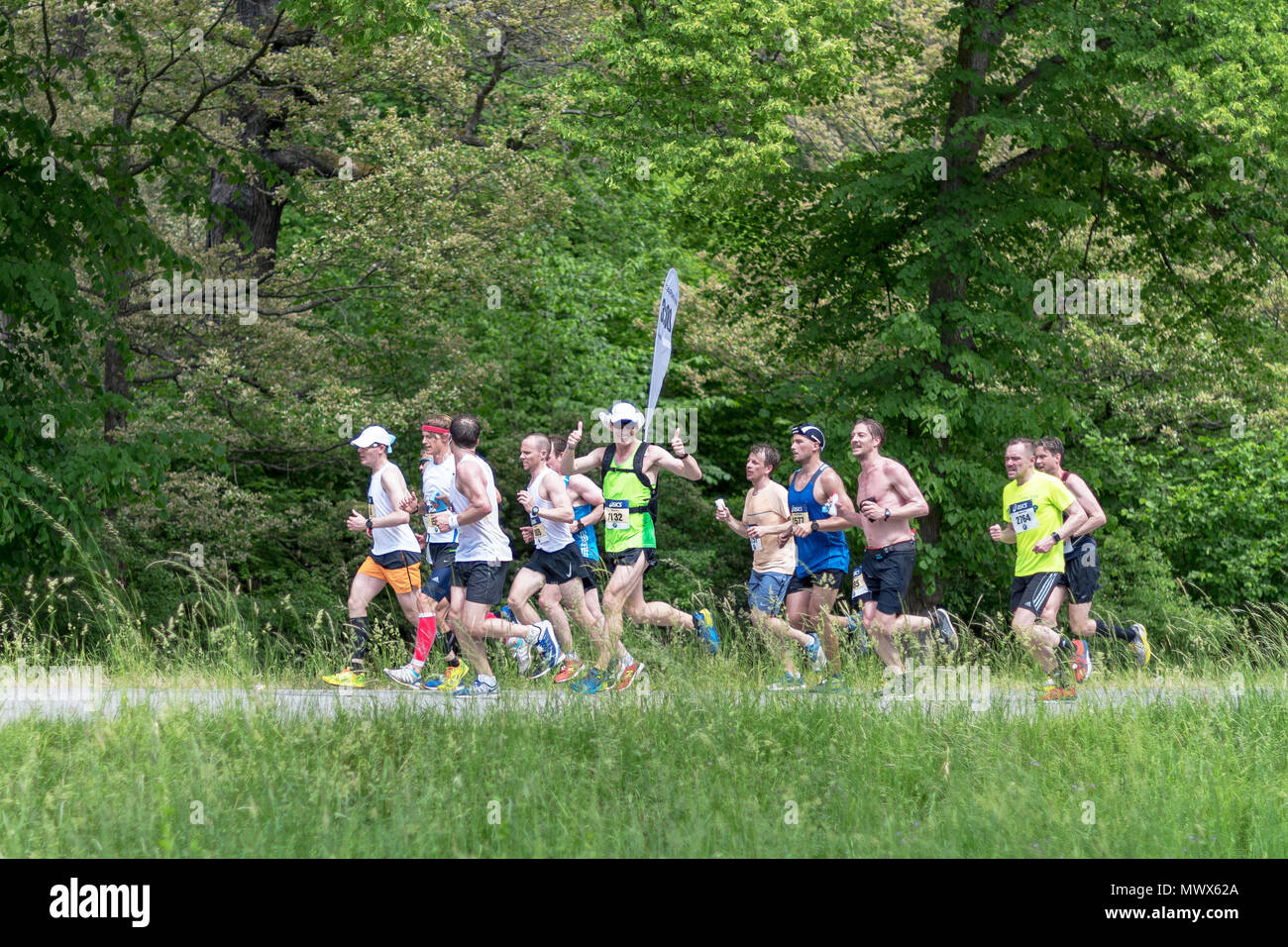Stockhom, Sweden. 2nd June 2018. Runners in lush surroundings during the Stockholm Marathon 2018 in very hot conditions. Credit: Stefan Holm/Alamy Live News Stock Photo