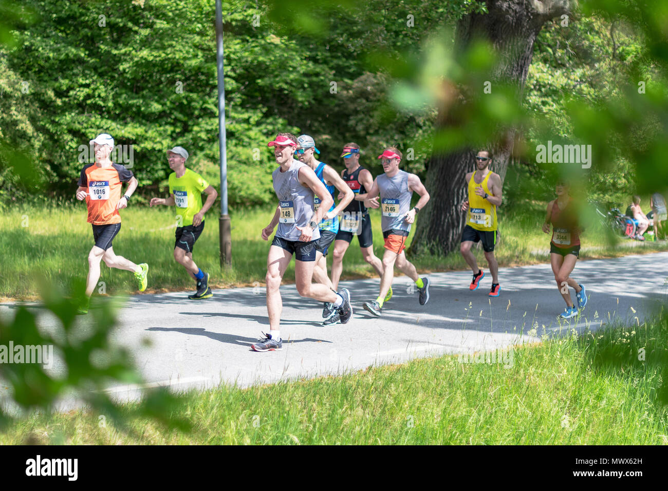 Stockhom, Sweden. 2nd June 2018. Runners in lush surroundings during the Stockholm Marathon 2018 in very hot conditions. Credit: Stefan Holm/Alamy Live News Stock Photo