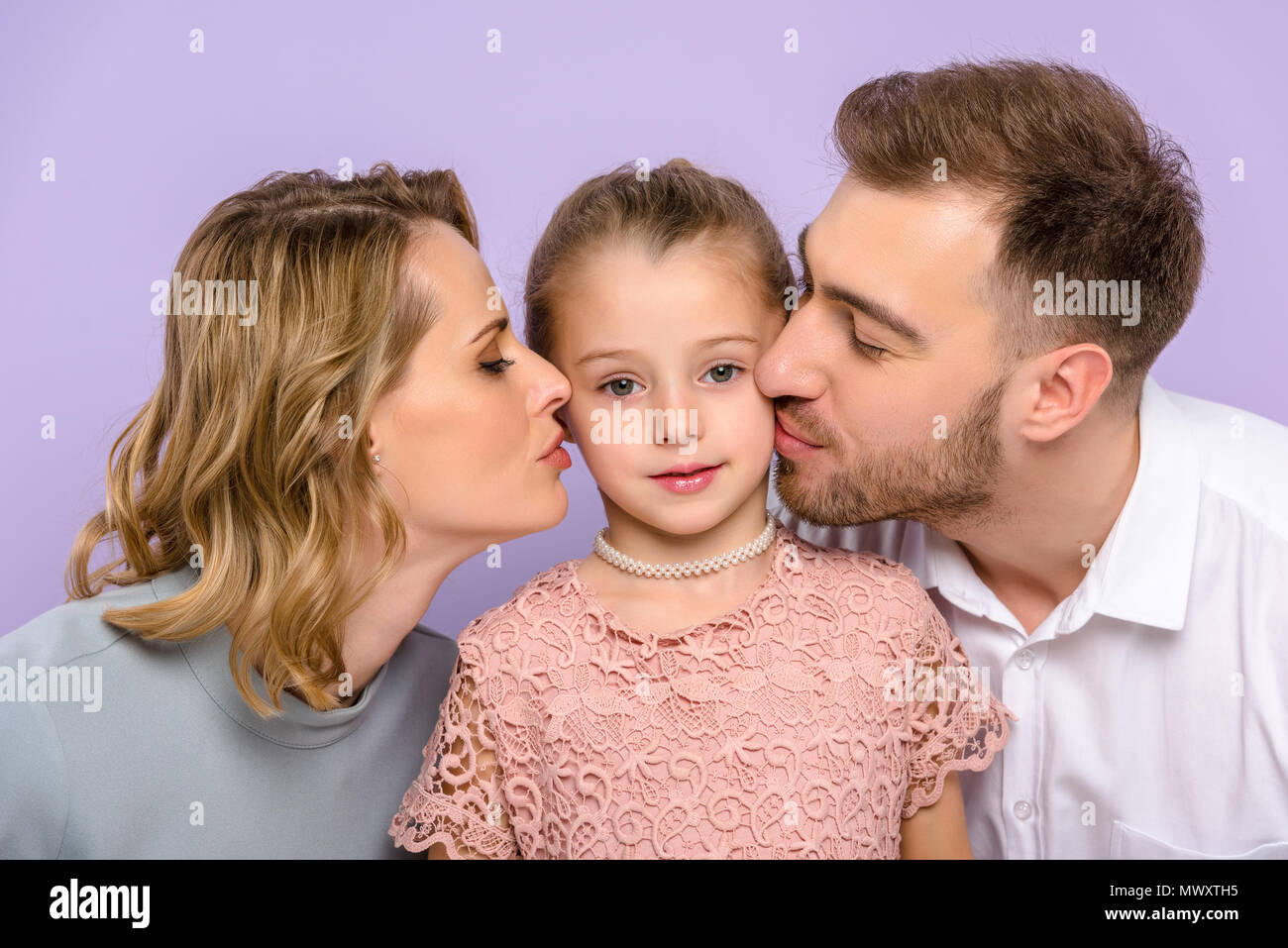 Мама папа поцелуй. Поцелуй папы и Дочки с языком. Отец целует дочь. Фото дочь целует папу. Папу целует дочь и мама.