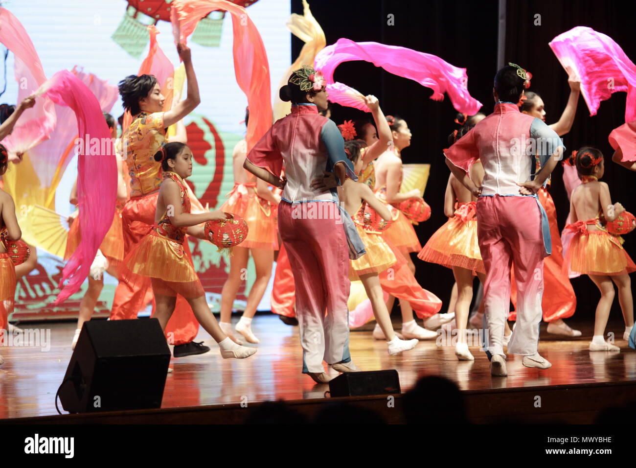 DU fleuve jaune au bleu de l’océan Indien.» Tel est le titre du ballet-spectacle , Si les Chinois n’étaient pas venus, il aurait manqué une couleur à Stock Photo