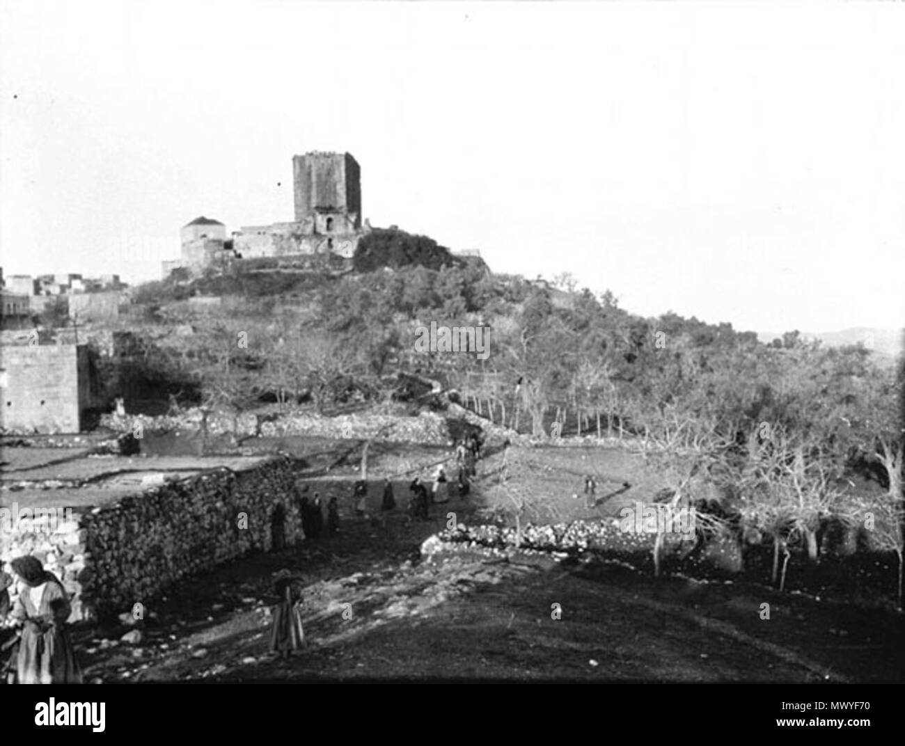 . English: Chastel Blanc (Safita) from distance showing donjon . 1905. Photographer: Gertrude Bell 105 Burj Safita Stock Photo