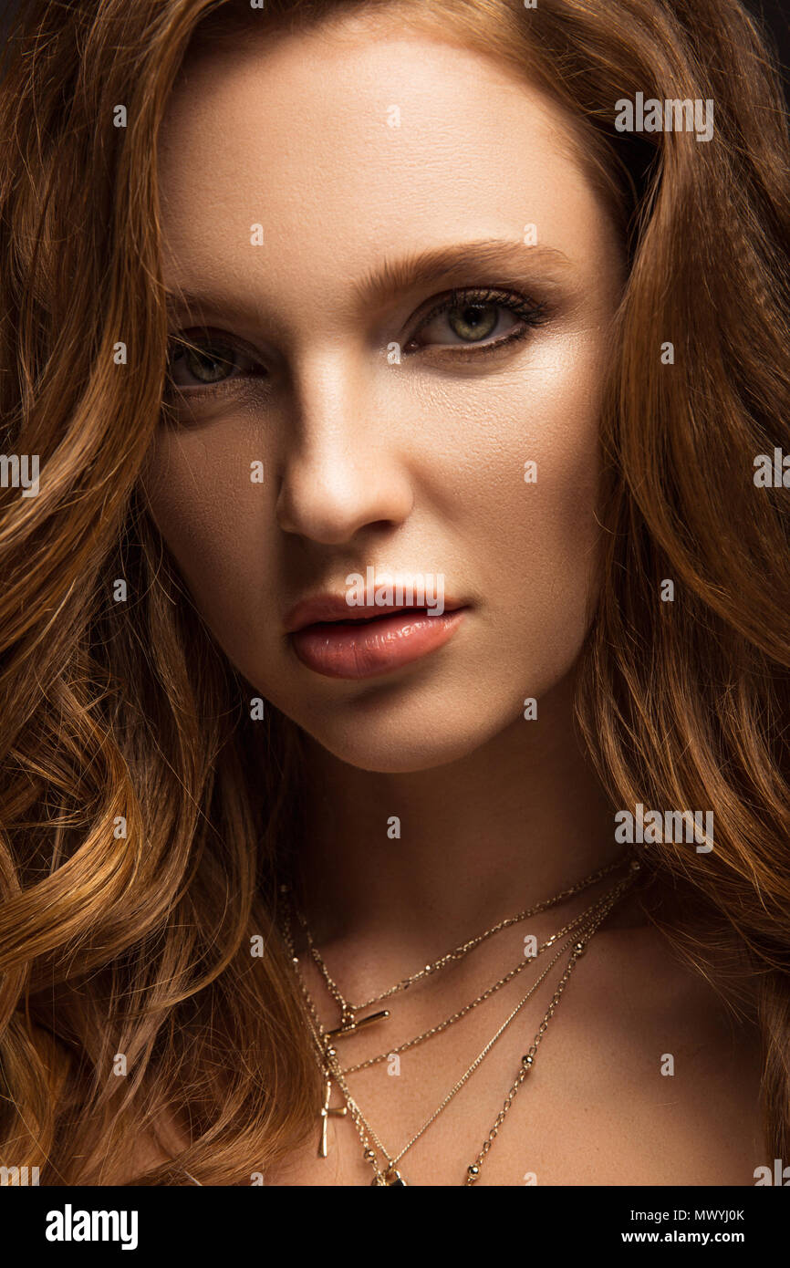 Curly haired brown girl hi-res stock photography and images - Alamy