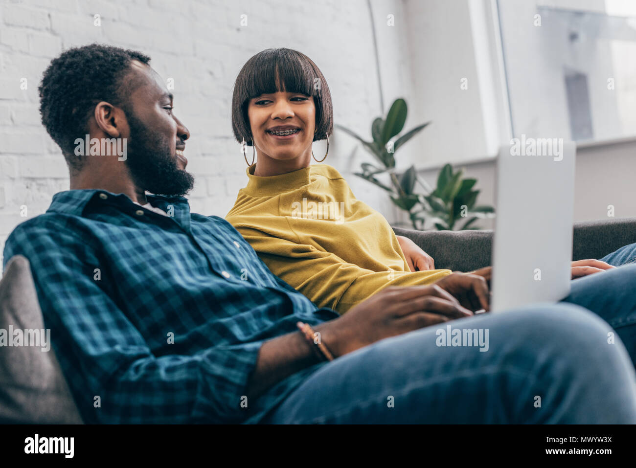 Mixed race relationship talking hi-res stock photography and images - Alamy