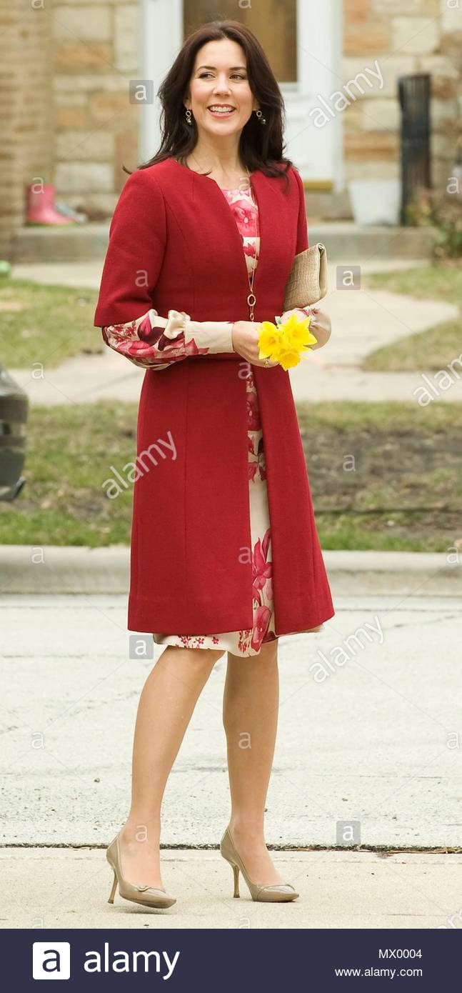 crown-princess-mary-crown-princess-mary-seen-resuing-her-clothes-on-different-occasions-archive-photo-november-2008-the-crown-prince-couple-in-bangkok-code-03710hju-photo-hanne-juulall-over-press-denmark-MX0004.jpg