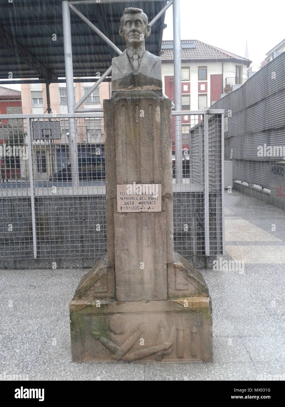 . Español: Busto de piedra ubicado en la plaza de la llama, torrelavega . 1 February 2015, 14:18:39. oscar mallavia 106 Busto de Telesforo Mallavia Stock Photo