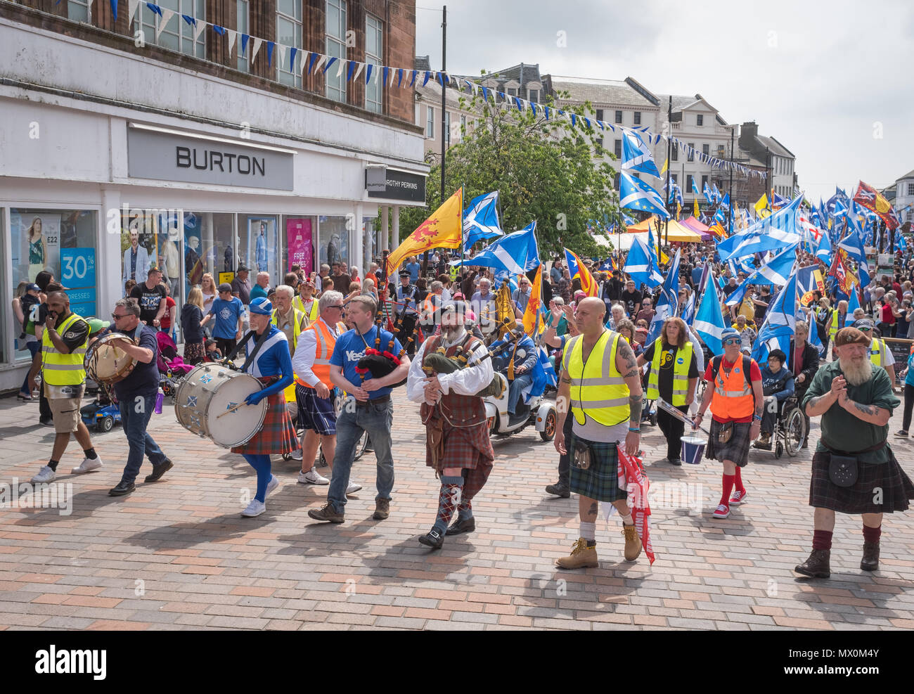Dumfries town centre, June 2nd 2018, marchers begin a rally for Scottish Independence, with musicians leading the way. Stock Photo