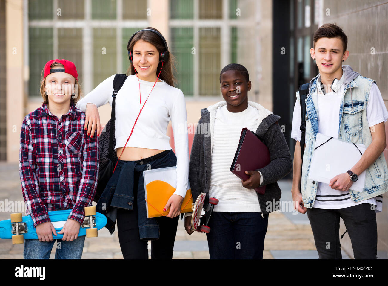 Group of teens posing hi-res stock photography and images - Alamy