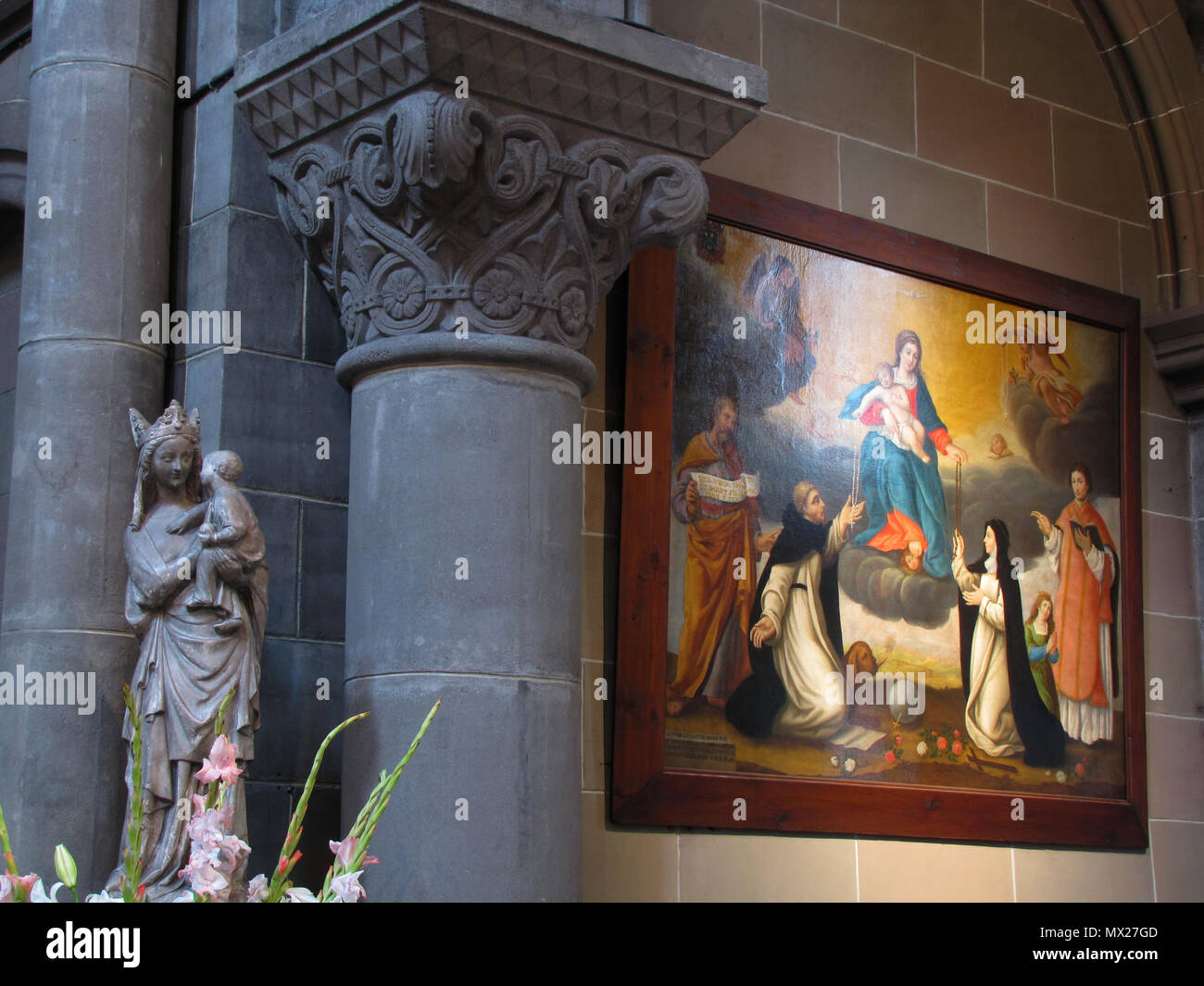 . Français : Alsace, Bas-Rhin, Église des Dominicains (1931) de Strasbourg, 41 boulevard de la Victoire. Statue 'Vierge à l'enfant' et tableau 'Vierge du Rosaire avec Saint Dominique et Sainte Catherine de Sienne' (1635):    This object is inscrit Monument Historique in the base Palissy, database of the French furniture patrimony of the French ministry of culture, under the reference PM67001562. Brezhoneg | Català | Deutsch | English | Español | Suomi | Français | Magyar | Italiano | Plattdüütsch | Português | +/−  . 14 September 2013. © Ralph Hammann - Wikimedia Commons 578 Strasbourg EglDomi Stock Photo