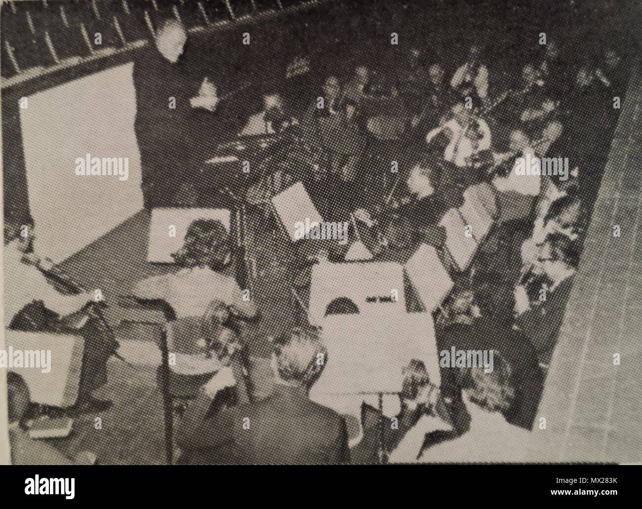 . English: Tehran Opera Orchestra in 1972. Guest conductor: Alberto Erede. The photo has been originally published in the Persian-language monthly Majaleh-ye Musighi (April 1972) . 22 April 1972, 01:03:15. Persian Ministry of Culture and Arts 589 Tehran Opera Orchestra 1972 Stock Photo